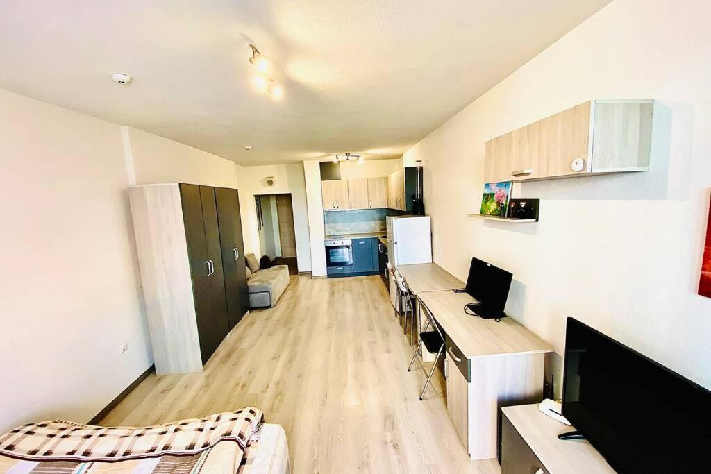 Large Studio In Studentski Grad With Huge Terrace Daire Sofya Dış mekan fotoğraf